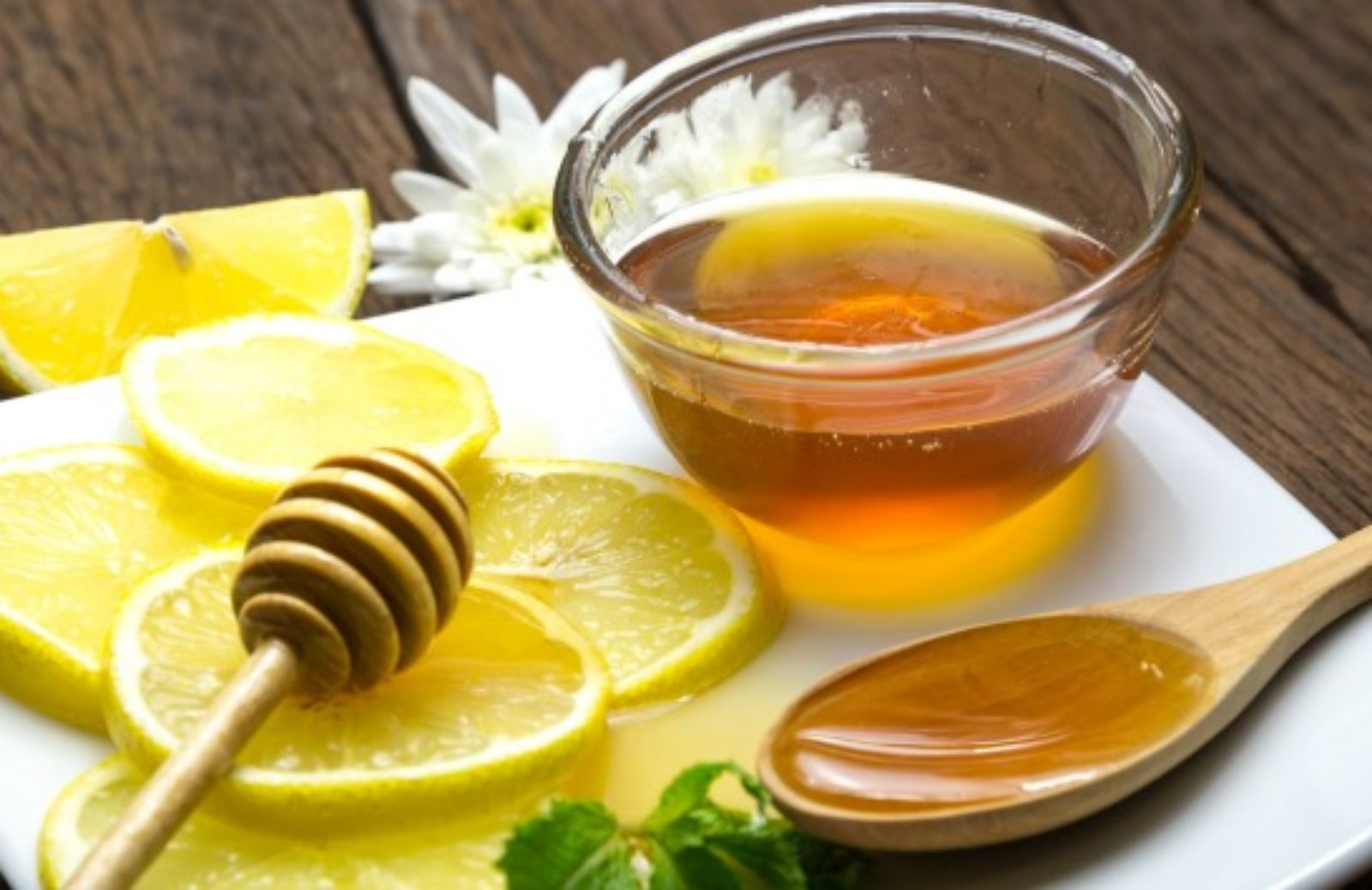 Limone e miele: rimedio lampo contro mal di gola e infiammazione alle tonsille