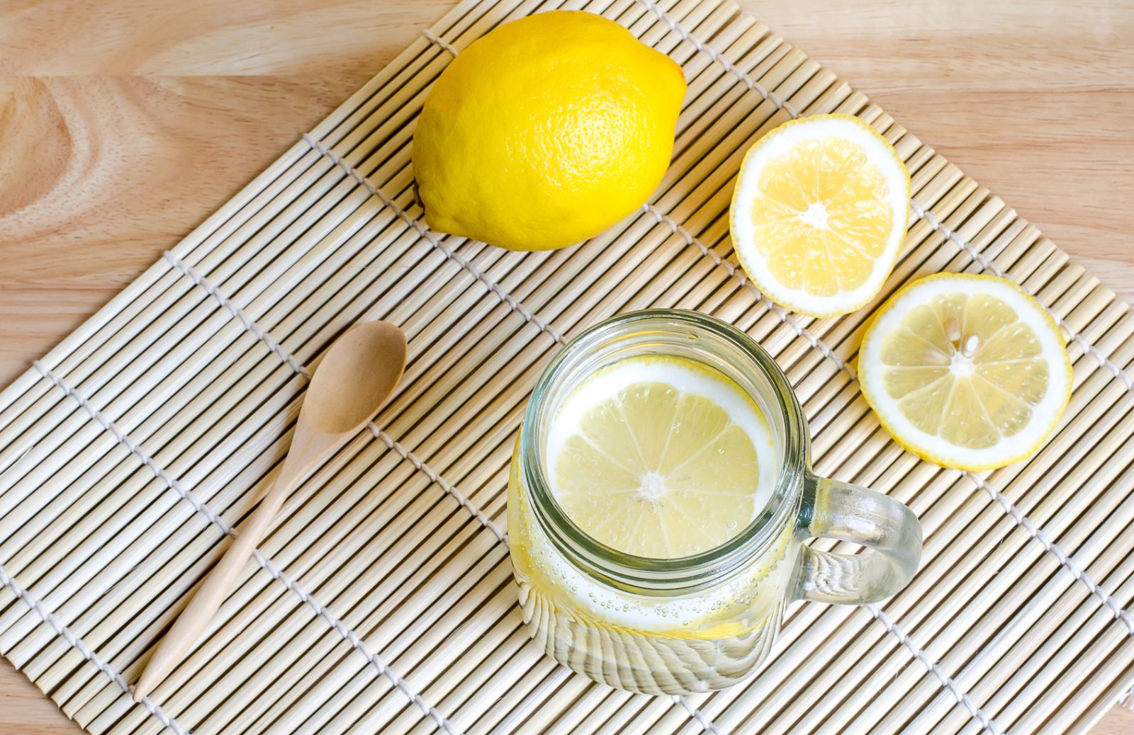 Perché assumere acqua e limone tutte le mattine