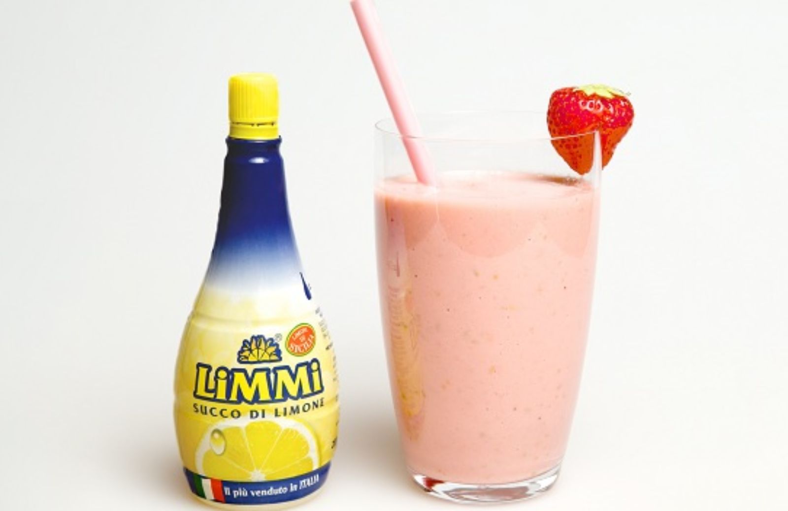 Bevande con il succo di limone: smoothie banana, fragola e limone 