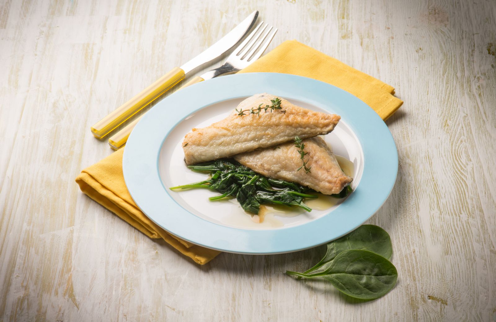 Come fare il merluzzo al vapore con gli spinaci al limone