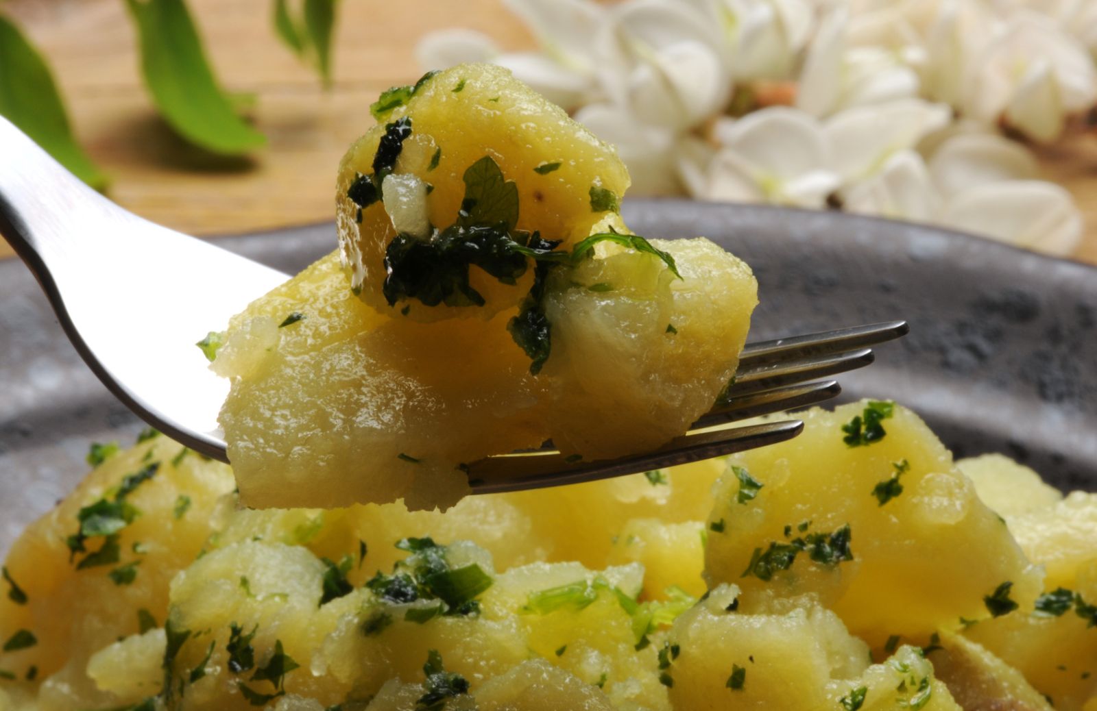 Come fare l'insalata di patate alle erbe aromatiche con spremuta di agrumi