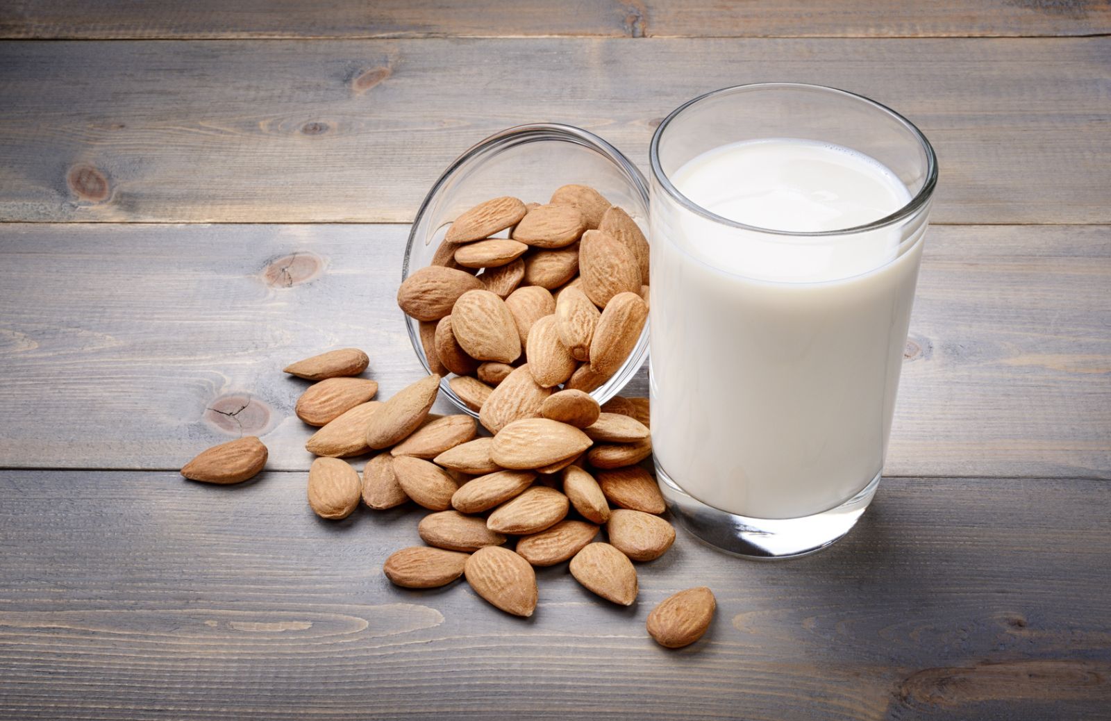 Alternative al latte vaccino: proprietà e usi del latte di mandorla
