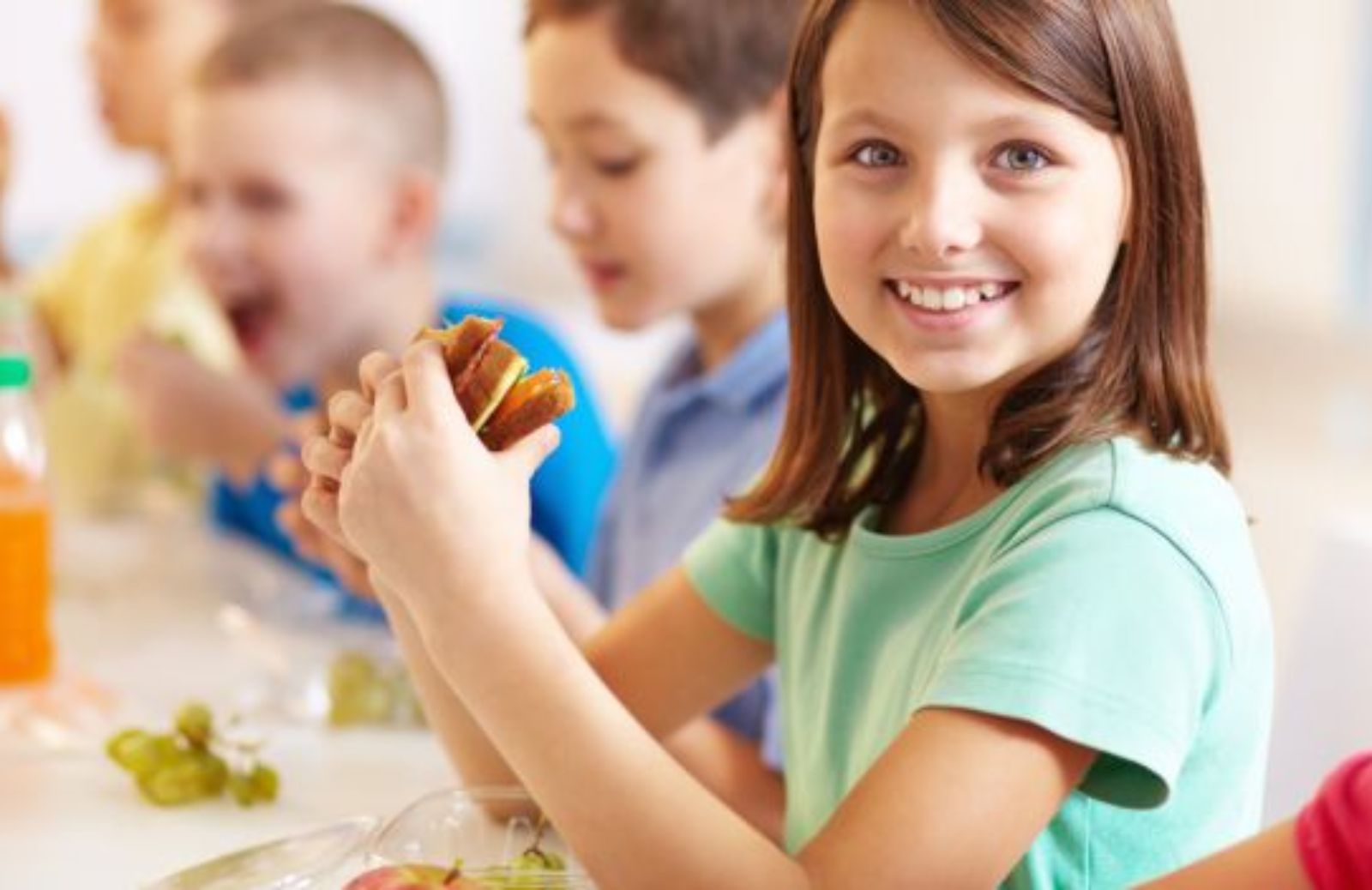 Come curare l'alimentazione dei bambini quando vanno a scuola