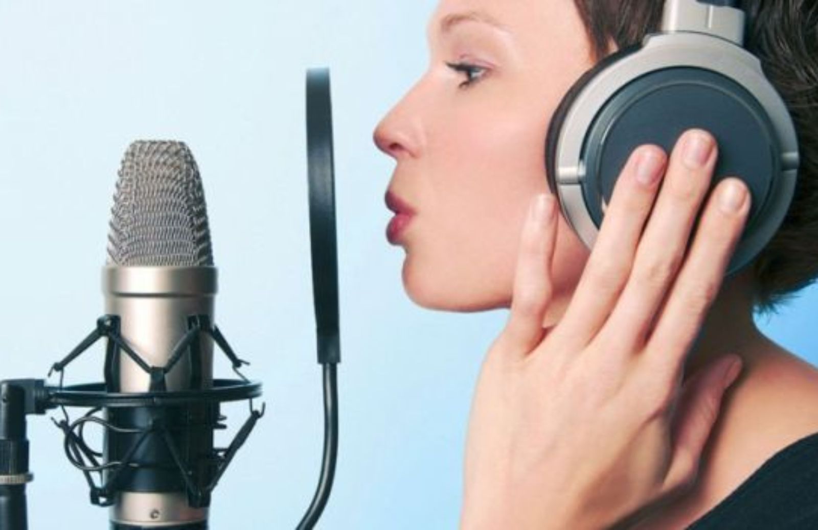 Come prendersi cura delle corde vocali: i consigli per i disturbi più frequenti