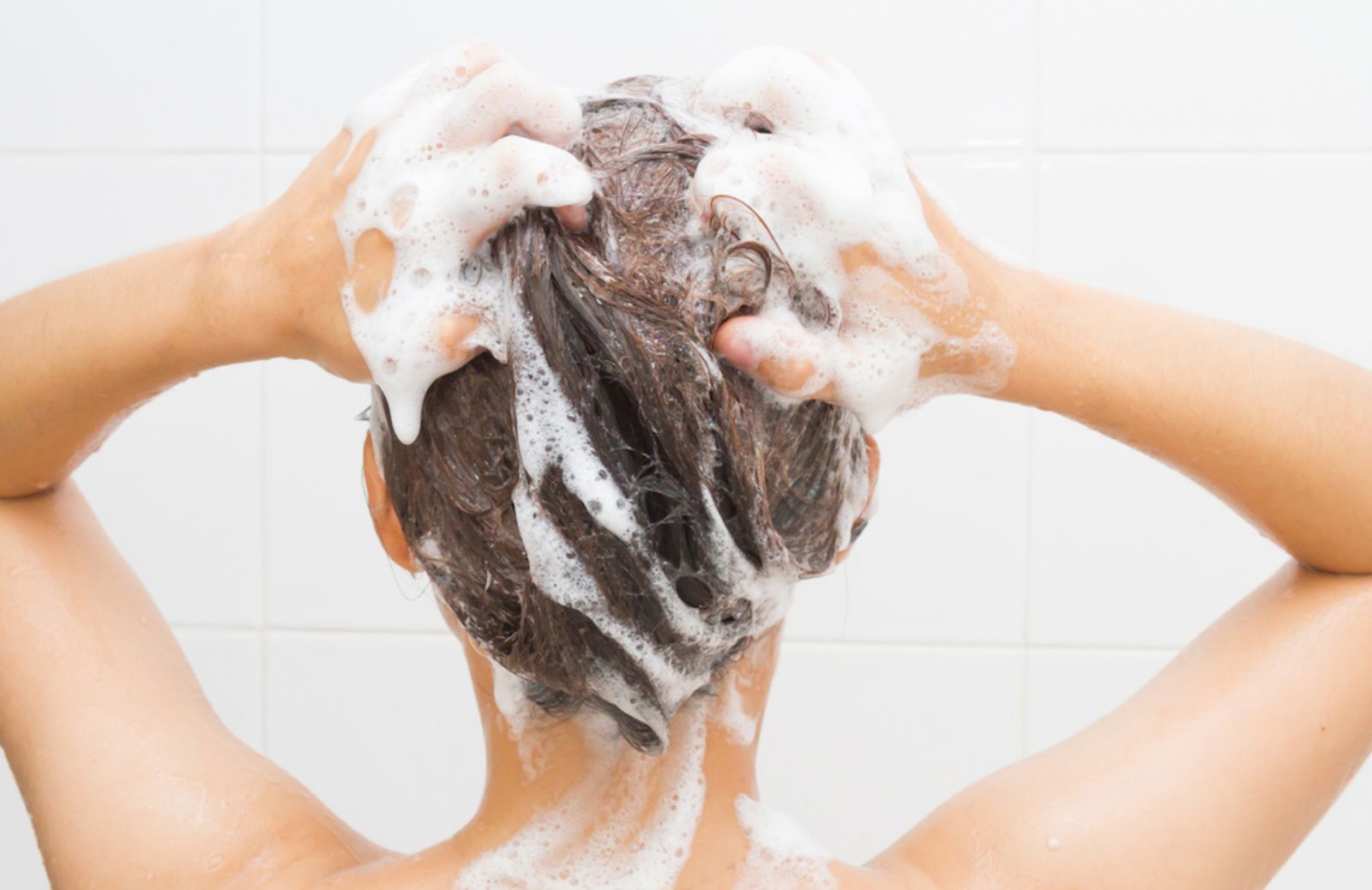 Come proteggere i capelli dalla dermatite irritativa da inquinamento