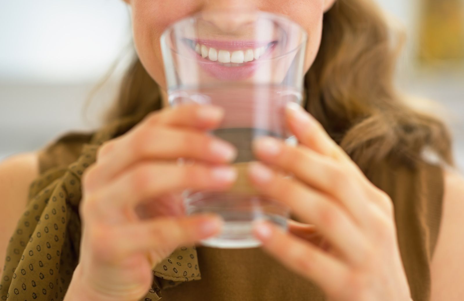 Come proteggere i denti bevendo acqua