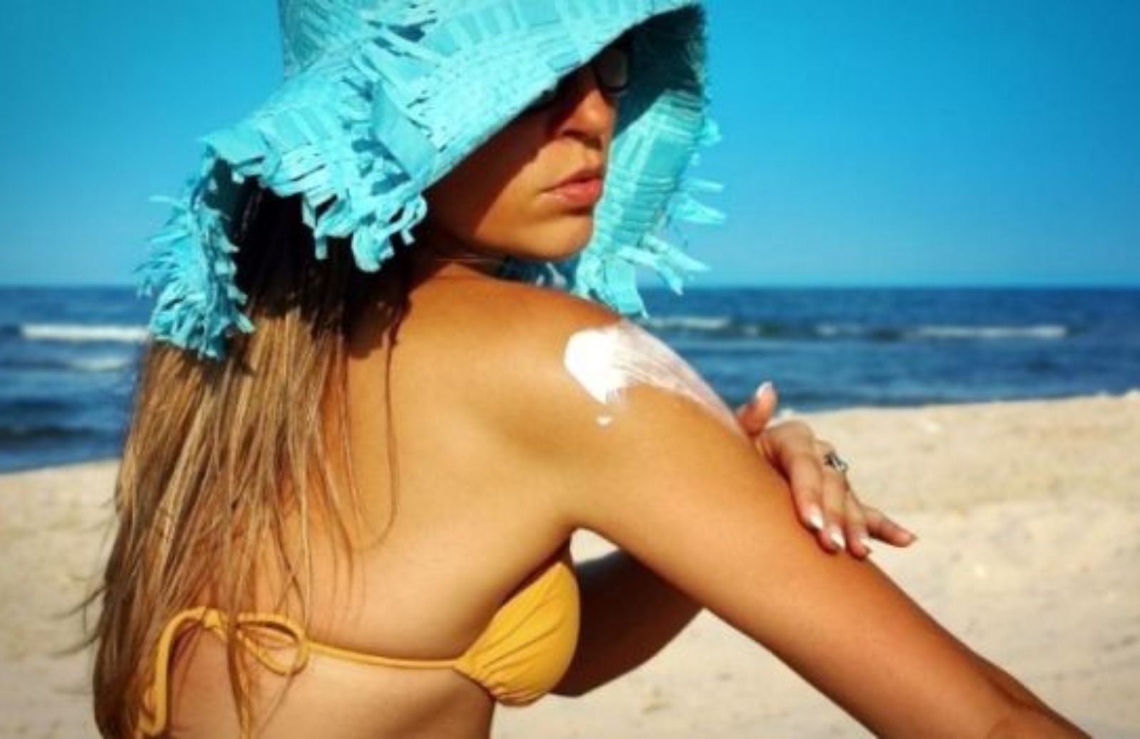 Come proteggere al sole la pelle con acne, couperose o macchie