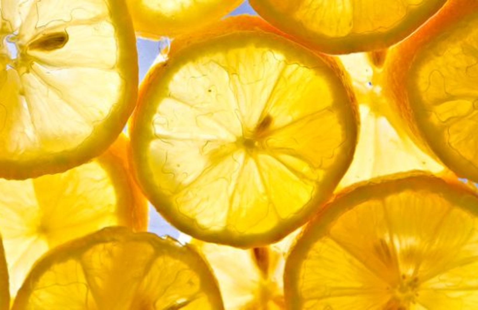 Come sgonfiarsi dopo il Natale con la dieta del limone