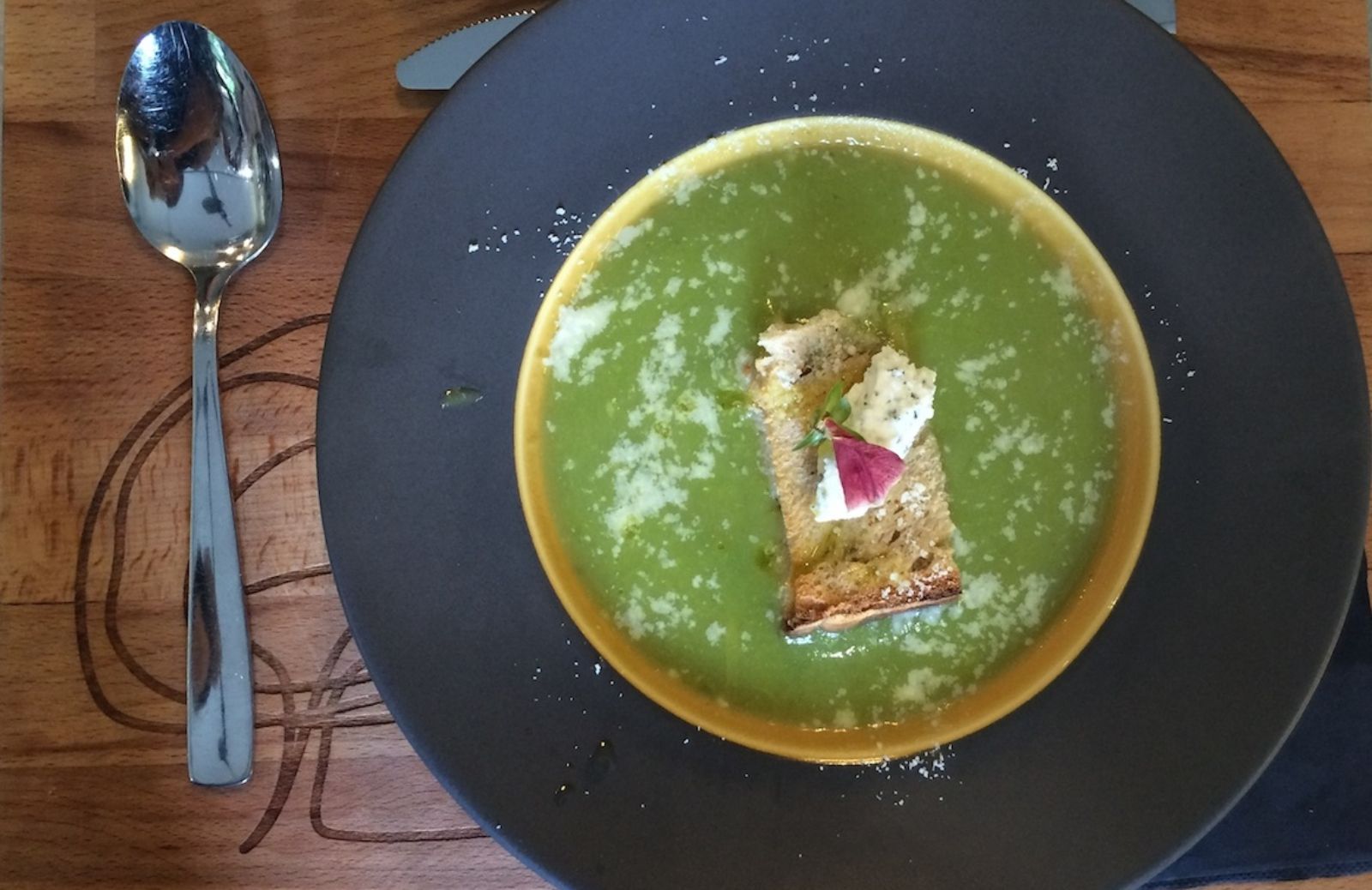 Ricette contro l'ipertensione: crema di asparagi con quenelle di ricotta e maggiorana