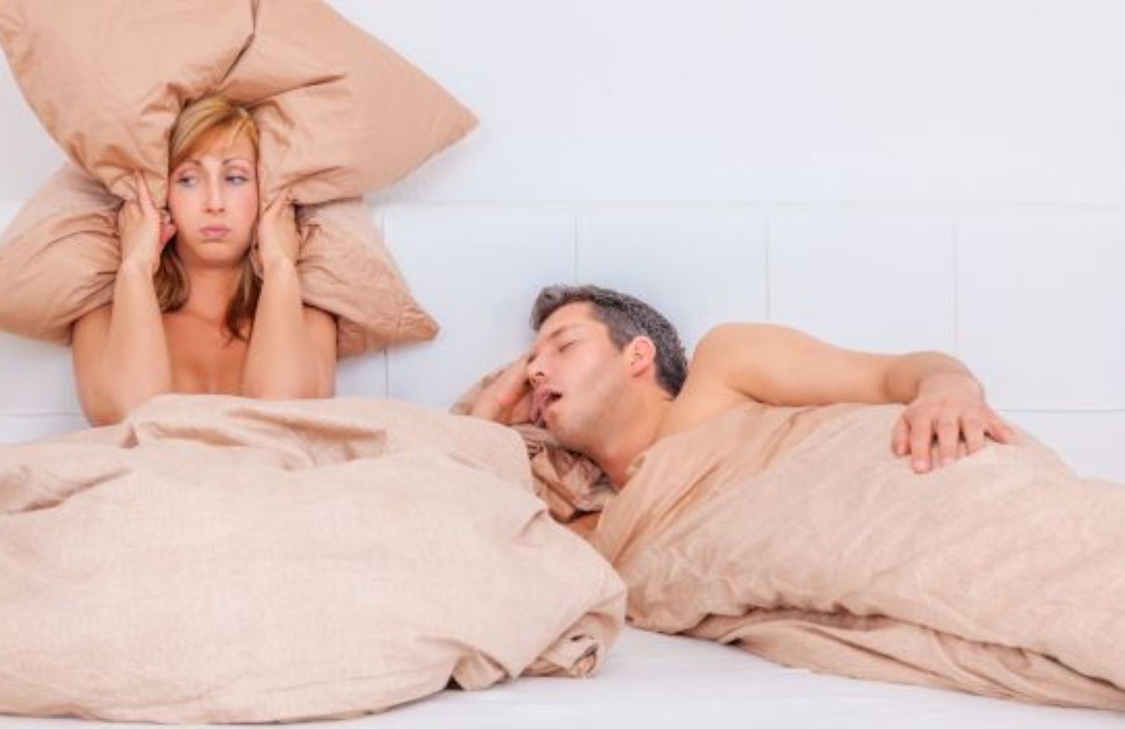 Come smettere di russare con il cuscino anti-russamento