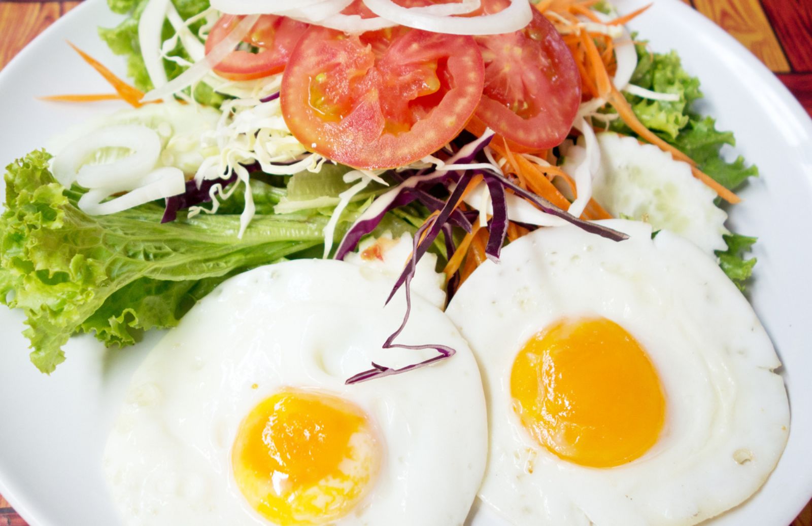 Uova e verdure crude, ecco la ricetta per un'alimentazione nutriente