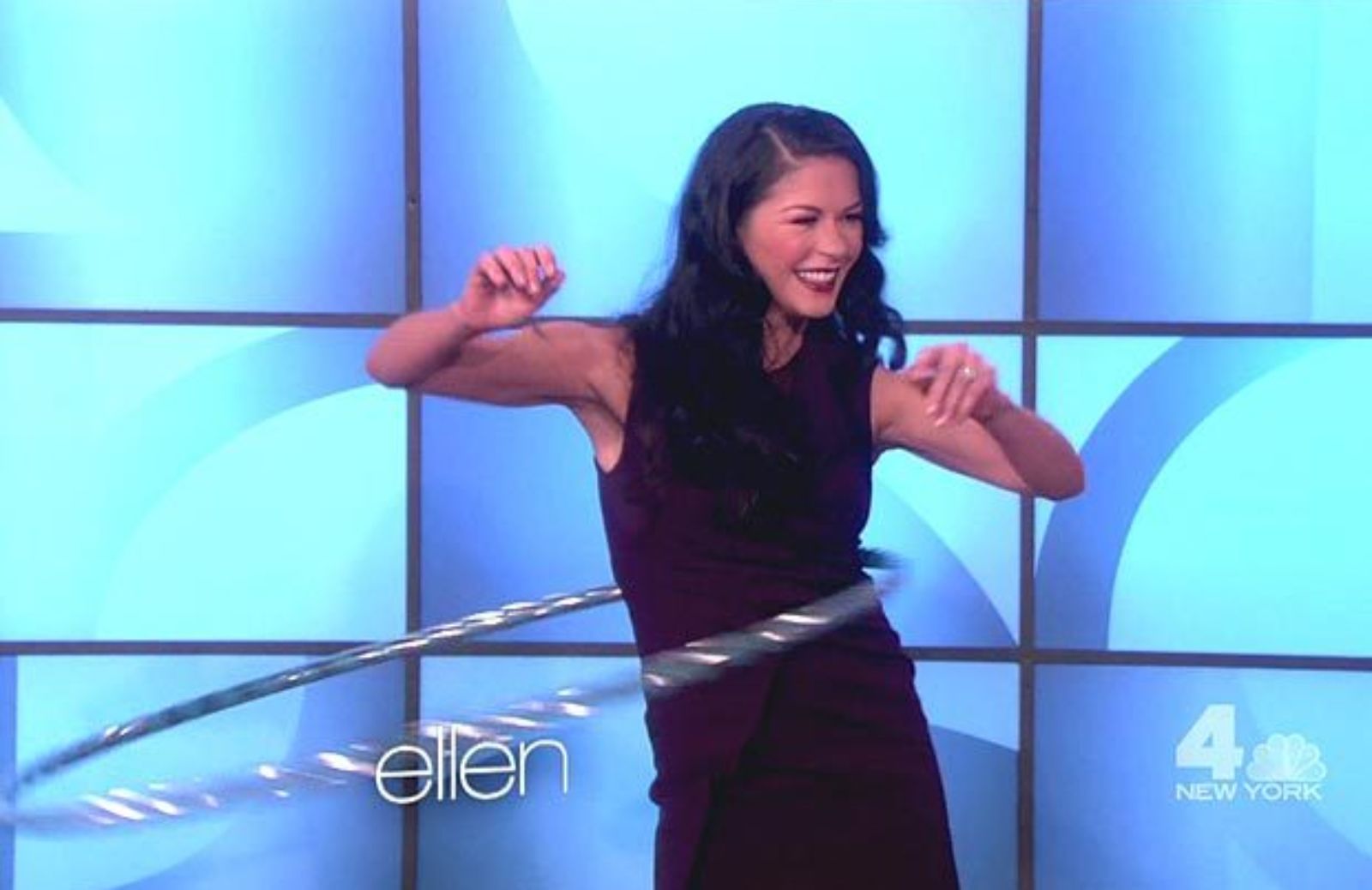 I segreti fitness delle star: il workout di Catherine Zeta Jones con l’hula hoop