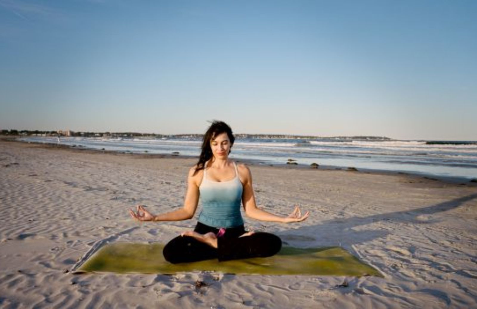 Come imparare a fare yoga: Padmasana o posizione del loto.