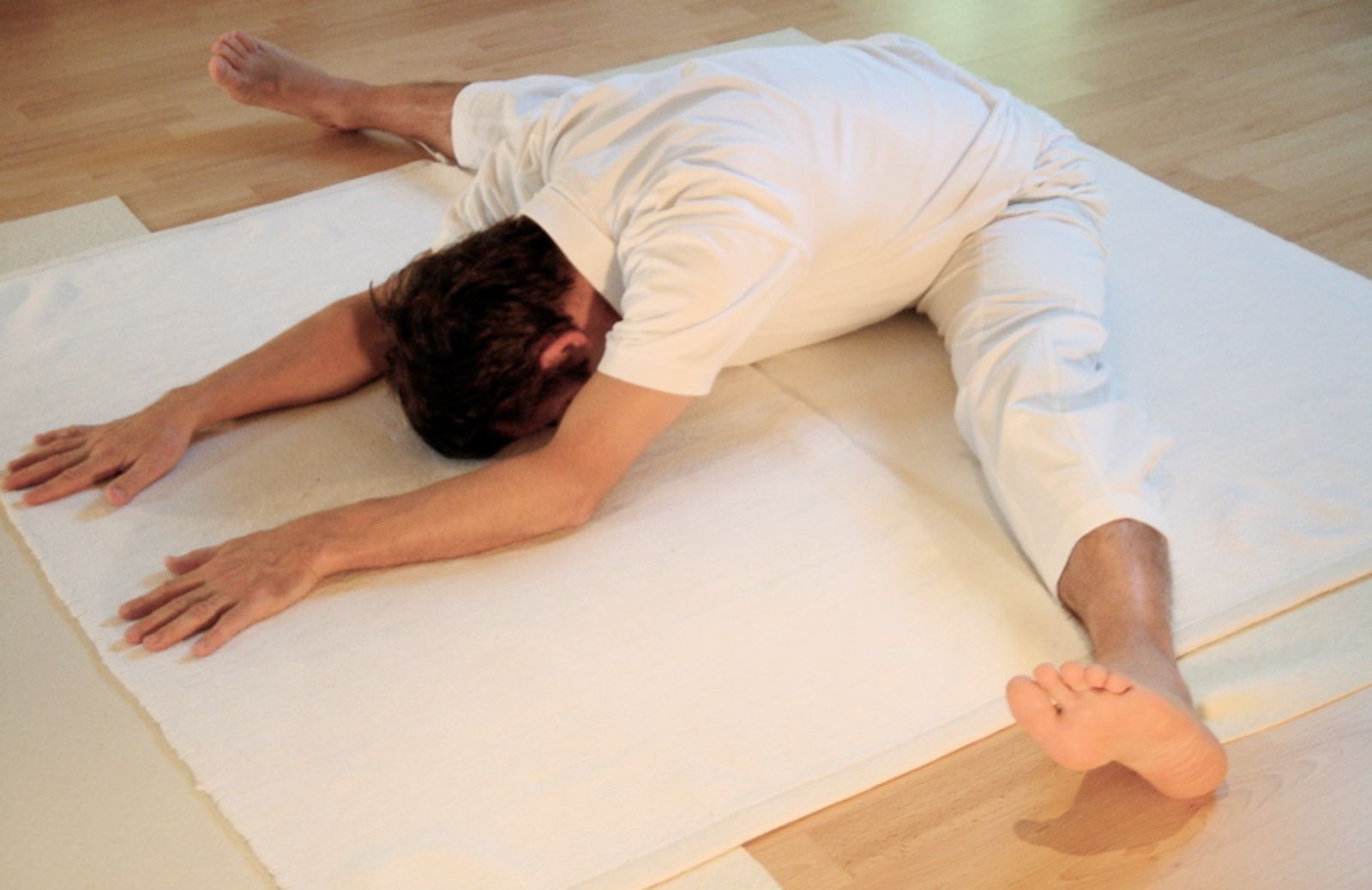 Come imparare a fare yoga: la posizione seduta ad angolo