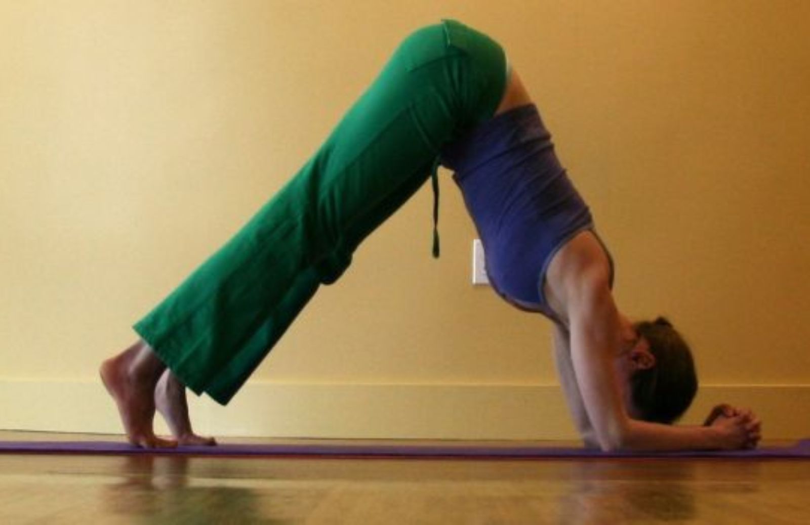 Come imparare a fare yoga: le posizioni di base. Adho Mukha Svanasana.