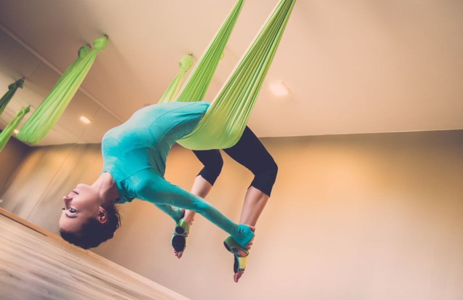 Come restare in forma con lo yoga antigravity