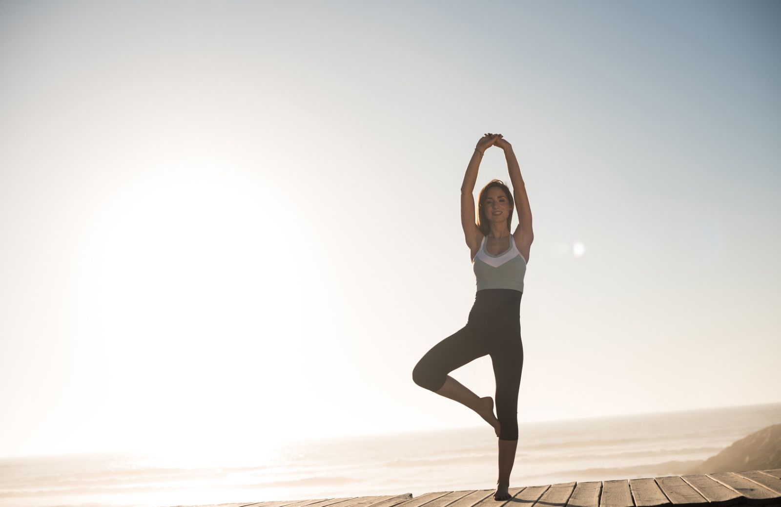 Posizioni yoga: Urdhva Mukha Svanasana, Vrkasana e Garudasana