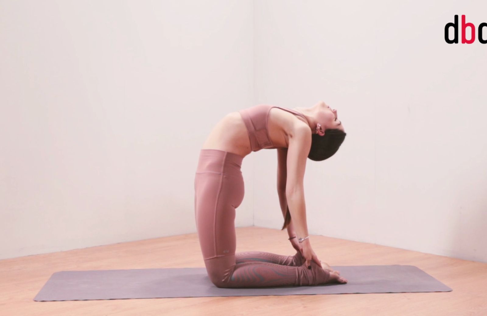 Posizioni yoga con Martina Sergi: Ustrasana