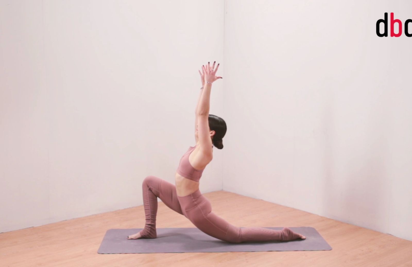 Posizioni yoga con Martina Sergi: anjaneyasana