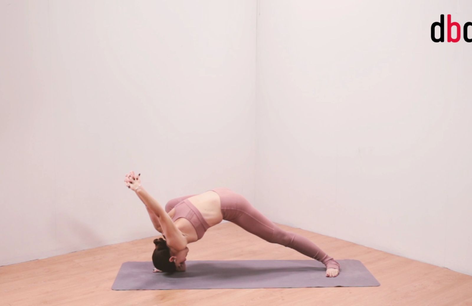 Posizioni yoga con Martina Sergi: baddha virabhadrasana