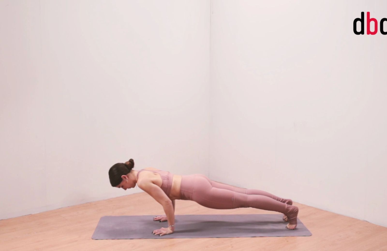 Posizioni yoga con Martina Sergi: chaturanga dandasana 