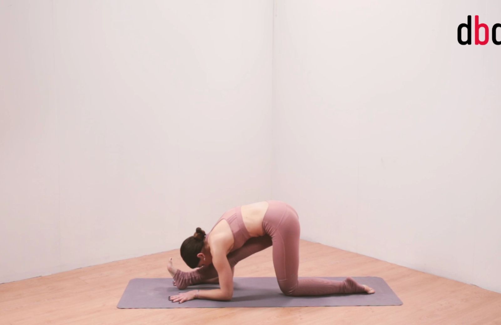 Posizioni yoga con Martina Sergi: hanumanasana