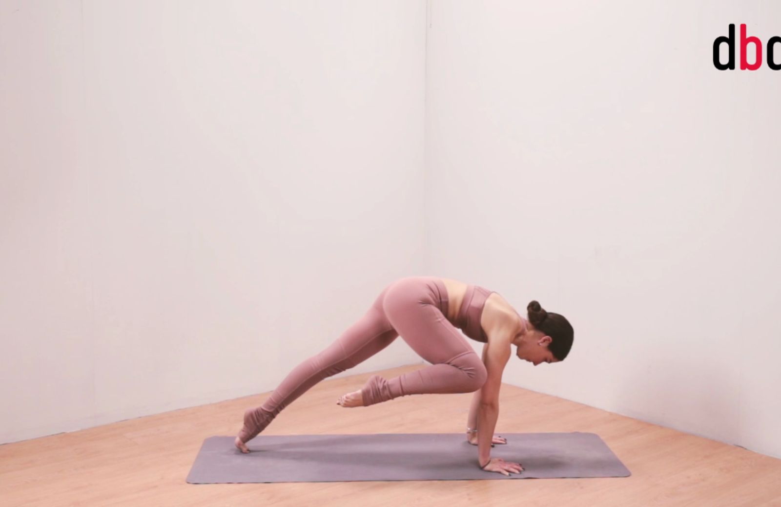 Posizioni yoga con Martina Sergi: panca variante II