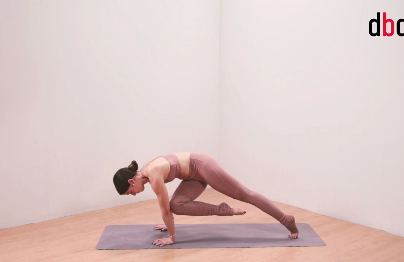 Posizioni yoga con Martina Sergi: panca variante III