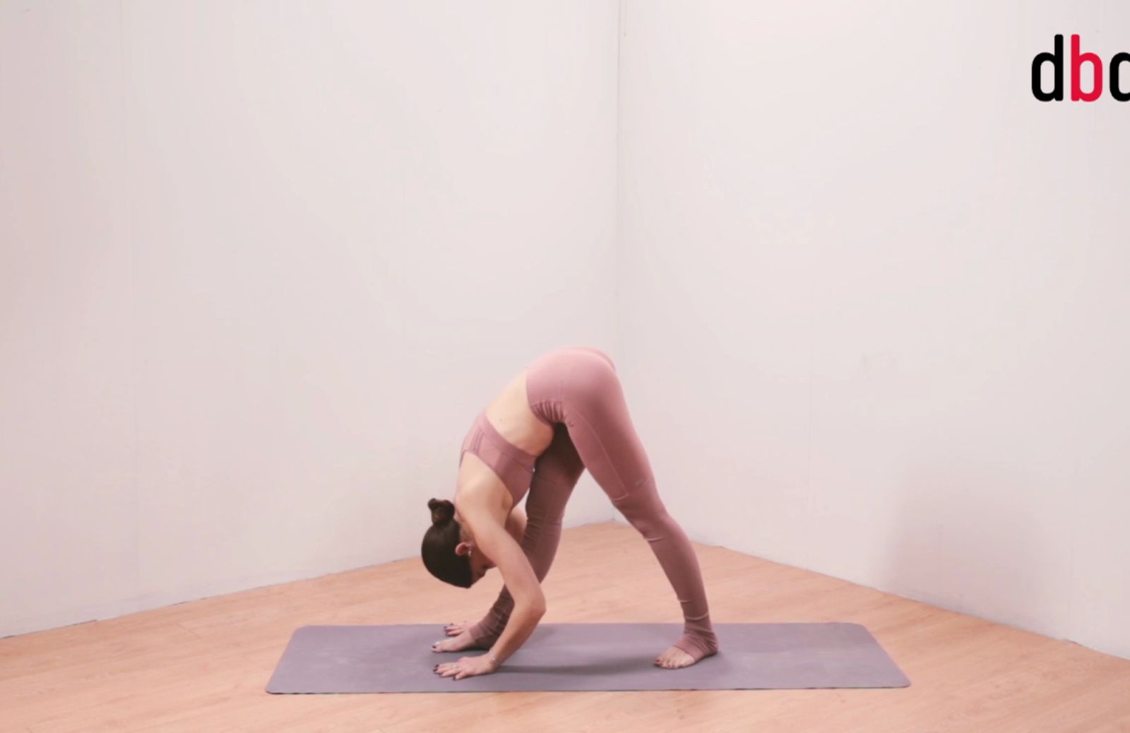 Posizioni yoga con Martina Sergi: parsvottonasana