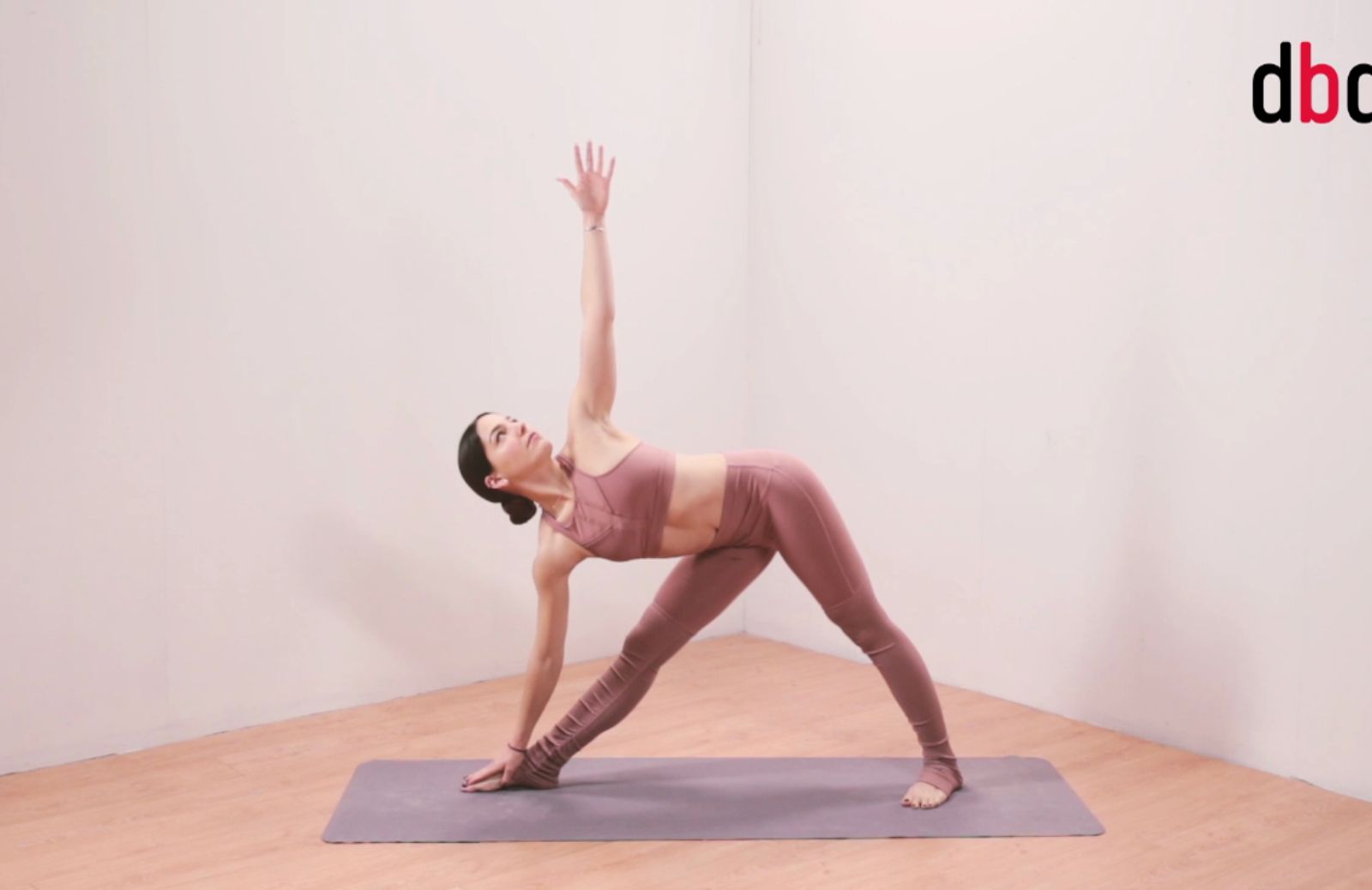 Posizioni yoga con Martina Sergi: trikonasana