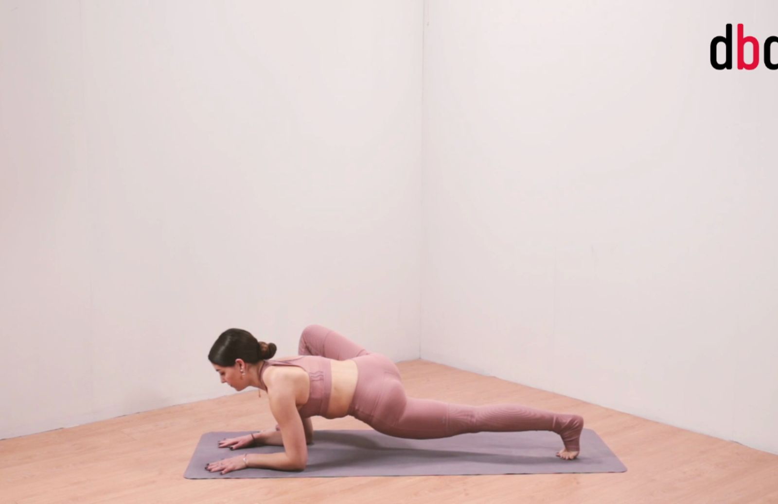 Posizioni yoga con Martina Sergi: utthan pristhasana