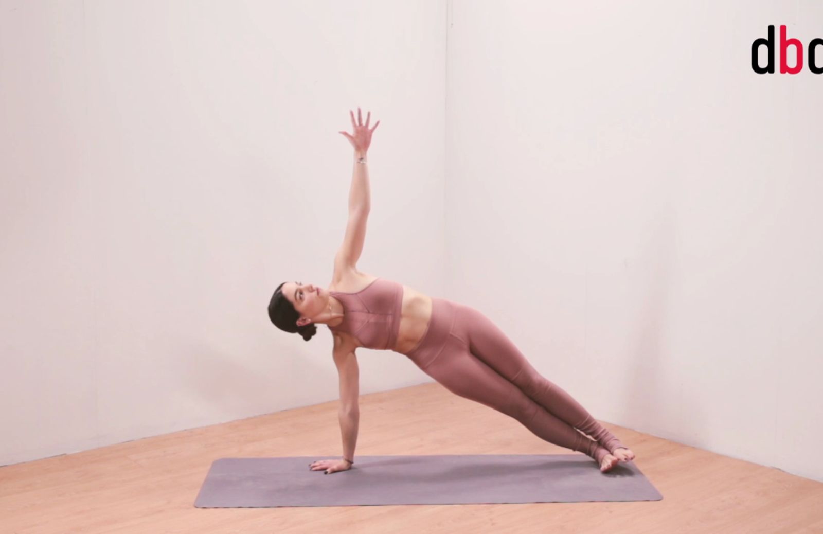 Posizioni yoga con Martina Sergi: vasisthasana