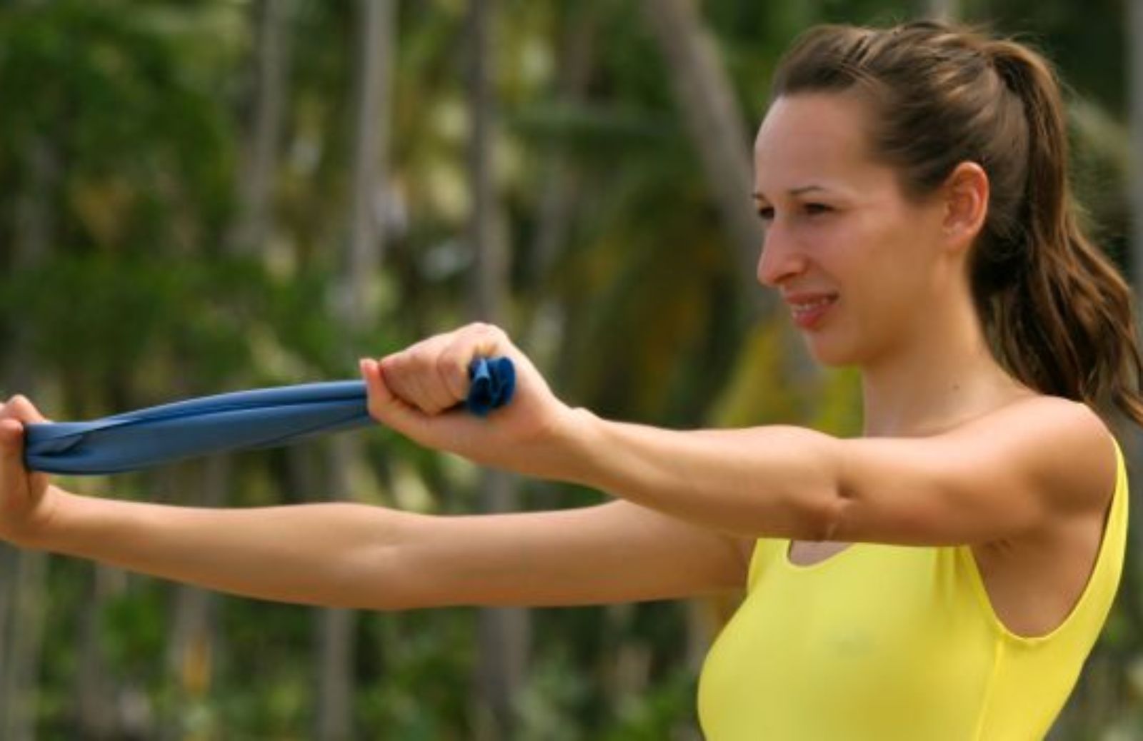 Come esercitarsi con gli elastici: tonificare spalle e braccia