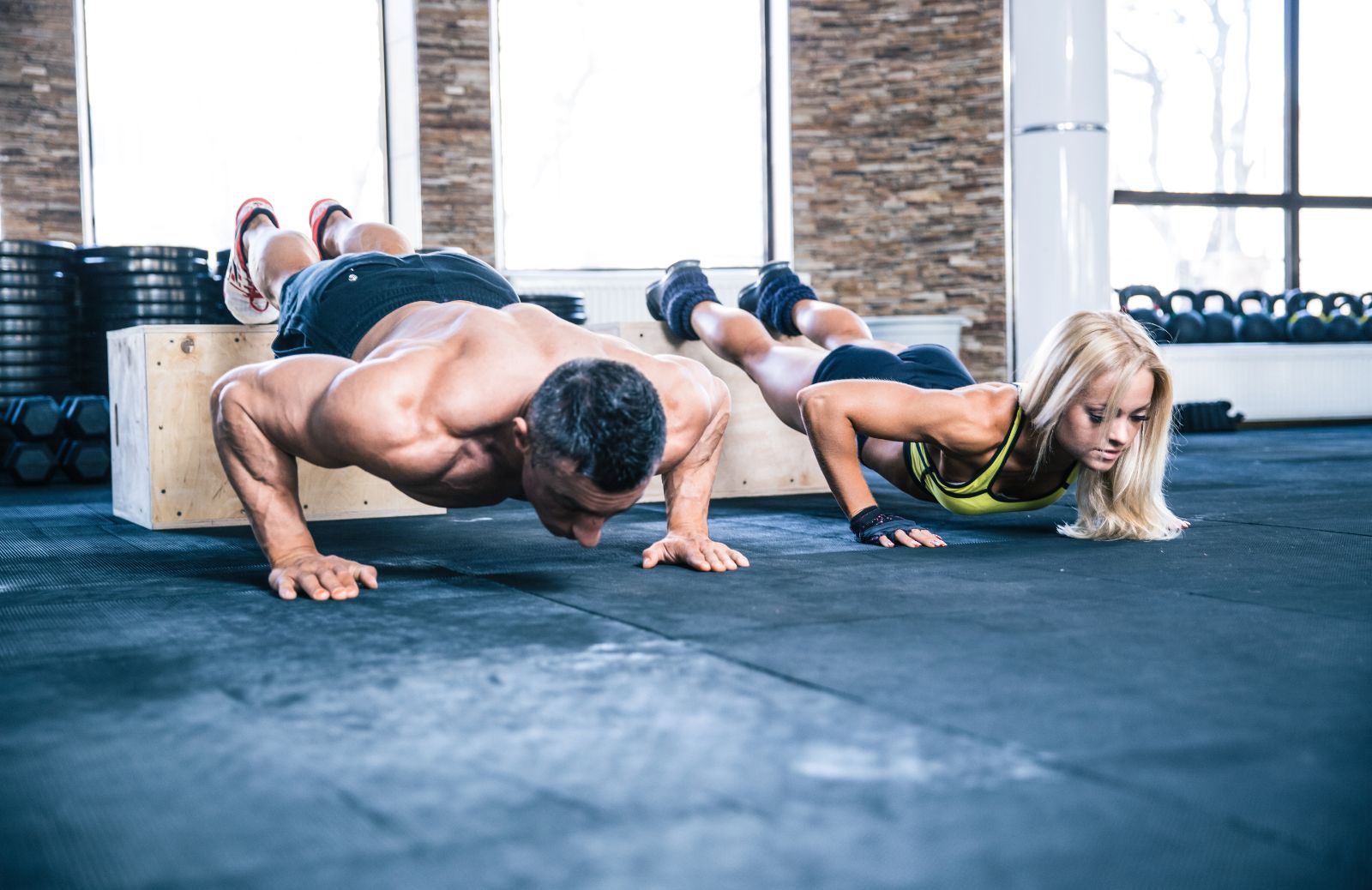 Come allenarsi con il crossfit: 2 varianti di push up e lunges