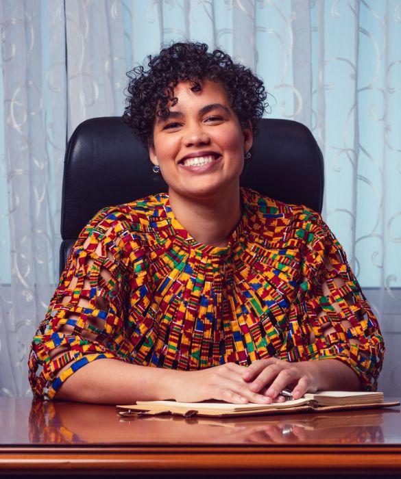 <p>La 32enne Adjany Costa è la ministra più giovane nella storia dell’Angola. Tripla ministra, tra l’altro: da metà 2020 dirige infatti i dicasteri di Cultura, Ambiente e Turismo, tutti cruciali per il futuro del suo Paese, uno dei più grandi e dell’Africa meridionale.</p>
