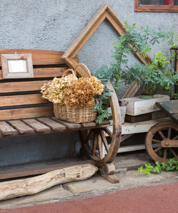 <p>Non serve arredare un’intera abitazione in stile country. Se amate l’idea di crearvi un piccolo angolo di relax in perfetto stile country e avete la fortuna di avere un giardino o un terrazzo, basta armarsi di creatività e immaginare una bella panchina rustica, magari con accessori che richiamano lo stile country americano, come le ruote di un grande carro. Sembra poco ma l’effetto è assicurato.</p>
