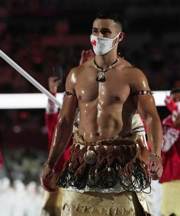 <p>Taekwondoka, è il classico uomo che vorresti accanto a difenderti. Ma anche accanto e basta. Portabandiera di Tonga, si è presentato a petto nudo alla cerimonia di inaugurazione. Purtroppo nessuno lo ha seguito.</p>
