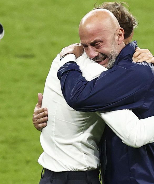 <p>In questo abbraccio tra Vialli e Mancini c'è tutto: l'amicizia, la sofferenza, il ricordo di una finale persa proprio a Wembley nel 1992 con addosso la maglia della Sampdoria. Era destino, era la chiusura del cerchio che ci doveva essere.</p>
