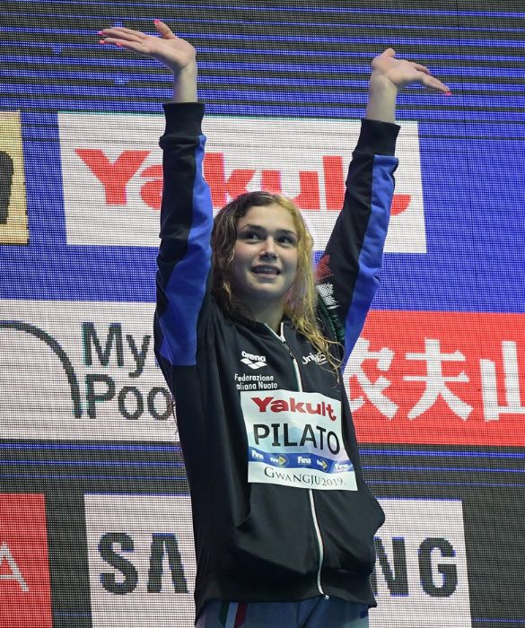 <p>A 14 anni e 6 mesi è stata l'atleta azzurra <strong>più giovane</strong> a debuttare in un campionato mondiale, battendo il record di <strong>precocità </strong>di Federica Pellegrini. Non solo: a Gwangju 2019 ha pure vinto l’argento nei 50 rana. A Budapest, quest’anno, ha conquistato l’oro europeo con ciliegina del<strong> record mondiale</strong> (29"30). A Tokyo gareggia nei 100 m, di cui ha il tempo record italiano: ah, <strong>Bendetta Pilato</strong> ha ancora 16 anni.</p>
