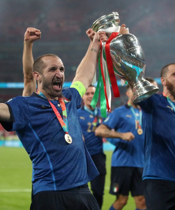 <p>Bonucci-Chiellini, la coppia (difensiva) più bella del mondo. E non dal 2021... Il primo ha segnato ed è stato eletto miglior giocatore della finale, il secondo ha alzato da capitano la coppa senza far veder palla a Harry Kane nei 120 (più recupero) di gioco. </p>
