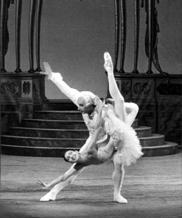 <p>A partite dalla fine degli Anni ‘50, Carla Fracci danza con numerose e prestigiose compagnie straniere, come il London Festival Ballet, il Royal Ballet, lo Stuttgart Ballet e l’American Ballet Theatre.</p>
