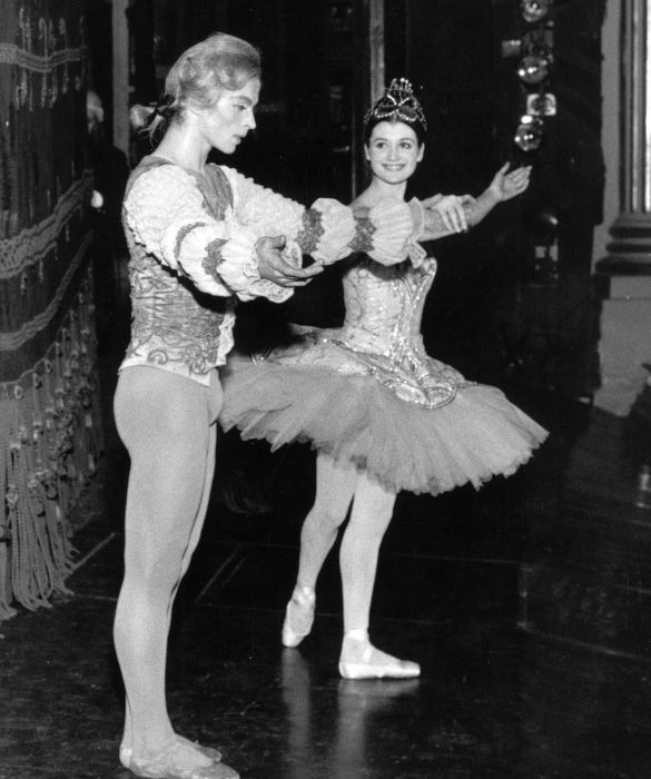 <p>Carla Fracci insieme a Rudolf Nureyev nel 1967 dopo “Lo schiaccianoci”. La sua notorietà si lega anche all’interpretazione di ruoli drammatici e romantici, come Giselle, Medea, Giulietta e Francesca da Rimini.</p>
