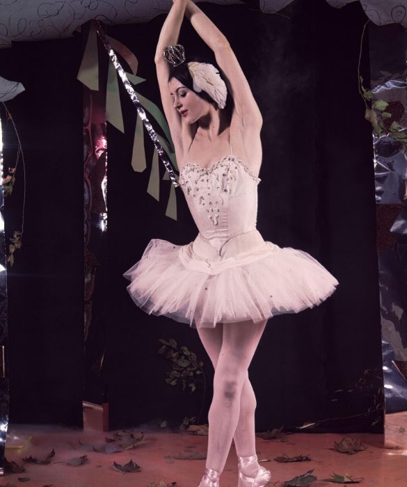 <p>Carla Fracci mentre danza sulle punte, in tutù:  una “ballerina assoluta” come la definirà il New York Times, colpito dalle sue doti e dalla sua presenza sul palco.<br />
 </p>
