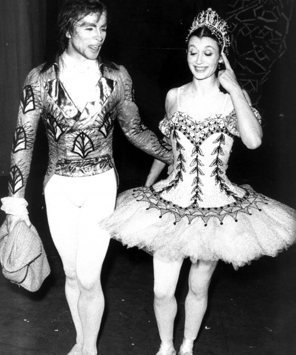 <p>Ancora a fianco di Nureyev, nel 1978. Nel corso della carriera, Carla Fracci danzerà con i più grandi: dal “tartaro volante” a Vladimir Vasiliev, fino a Mikhail Baryshnikov a Erik Bruhn. Senza dimenticare, in tempi più recenti, Roberto Bolle. </p>
