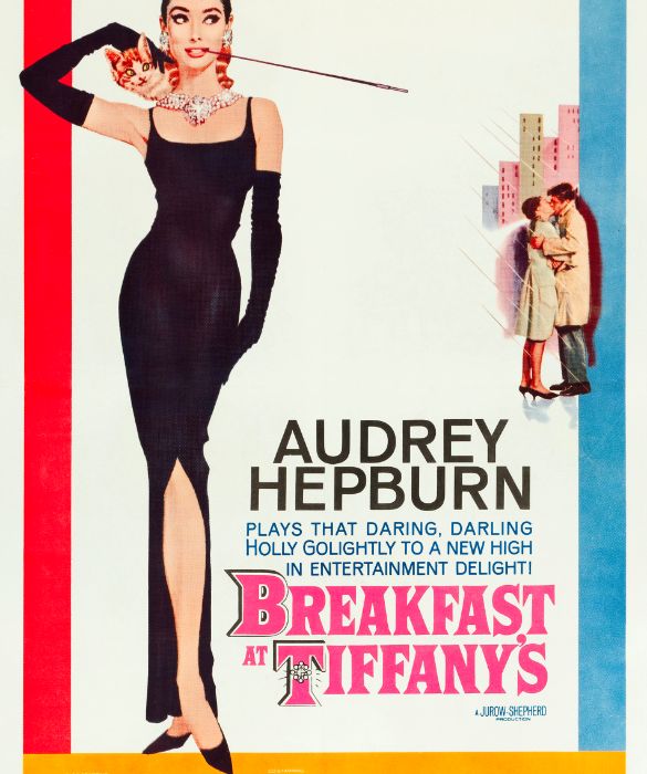 <p>Molto prima delle restrizioni dovute al Covid,<strong> Audrey Hepburn </strong>alias Holly Golightly era già solita consumare brioche e caffè davanti alle vetrine dei negozi, da asporto insomma, come poi avremmo fatto anche noi. Capolavoro assoluto tra i film romantici,<strong> Colazione da Tiffany</strong>, nonostante la protagonista sia, nei fatti, un’accompagnatrice.</p>