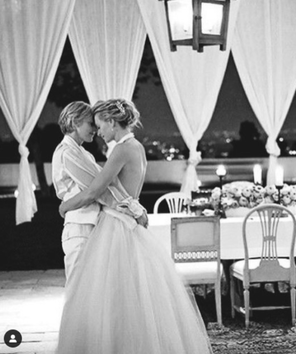 <p>Ellen Degeneres e Portia De Rossi si sono sposate il 16 agosto 2008: il vestito indossato da Portia, conosciuto come uno dei più belli in assoluto mai indossato da una celebrità, è opera del talento di Zac Posen.<strong> </strong></p>
