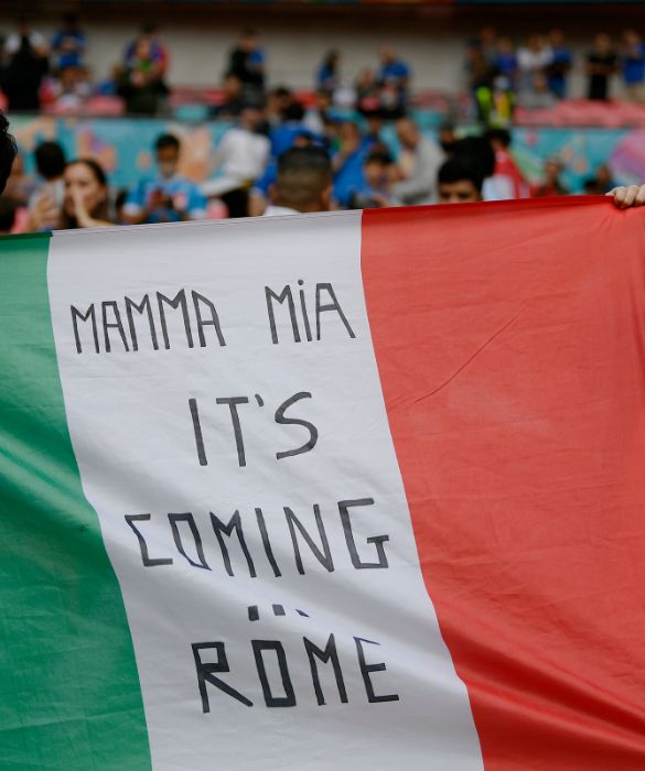 <p>L'Italia ha vinto il Campionato Europeo per la seconda volta nella sua storia, 53 anni dopo la prima volta. Nel 1968 aveva trionfato in casa, allo Stadio Olimpico di Roma, l'11 luglio 2021 lo ha fatto in casa dei "maestri" inglesi, praticamente in trasferta. Ecco perché, secondo noi, <strong>gli Azzurri sono tornati sul tetto d'Europa</strong>. </p>
