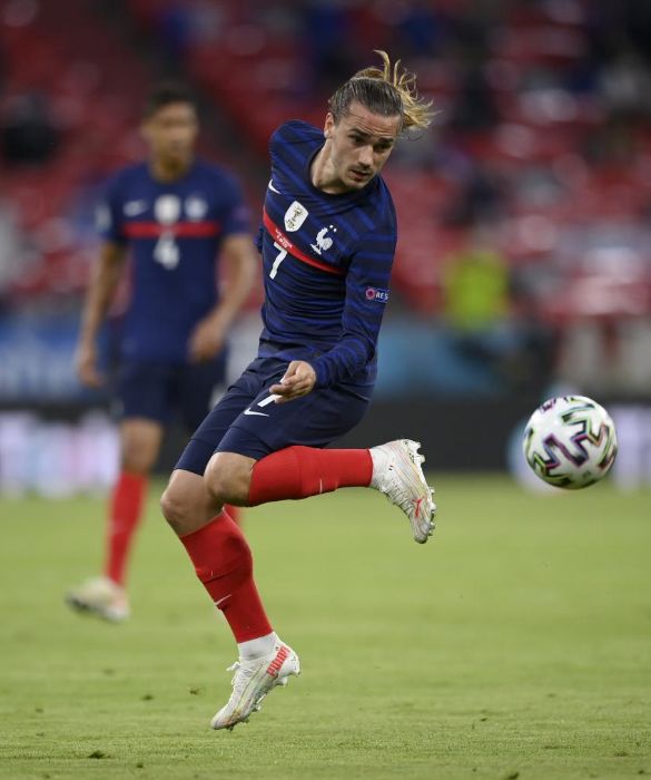 <p>Con i capelli corti, lunghi, sciolti o con il pocchio, pardon chignon: Antoine Griezmann, con quel faccino, ci piace in tutte le salse.</p>
