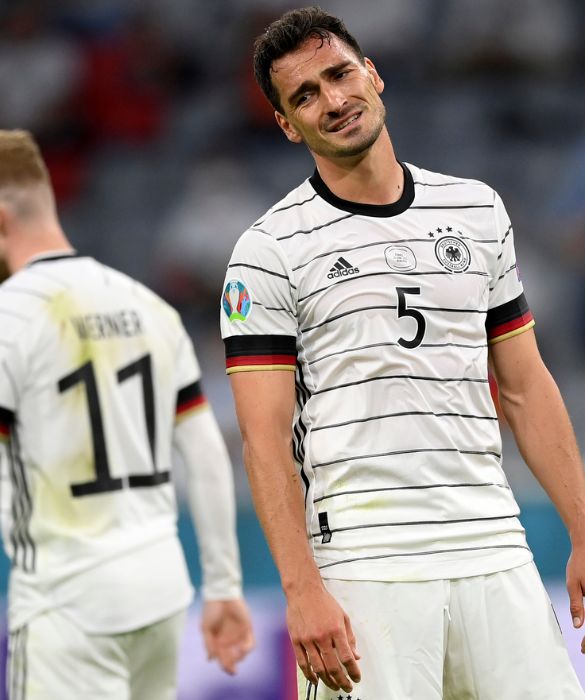 <p>Poco tedesco nel look, anzi decisamente mediterraneo, il difensore della Germania Mats Hummels sembra un attore di Hollywood. Ciak, ci gira (la testa)!</p>
