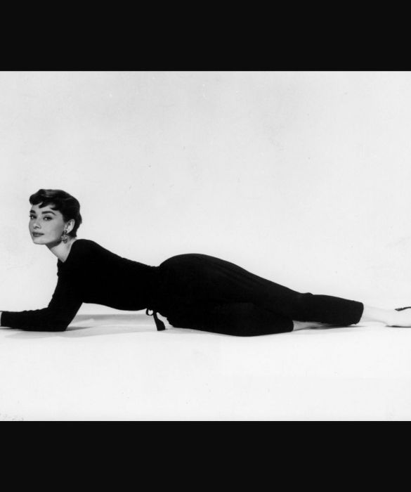 <p>I <strong>leggings</strong> sono spesso associati a un look casual e approssimativo. Nessuno, però, potrebbe mettere in discussione la dirompenza del fascino discreto di Audrey Hepburn, quando, nel 1954, li indossa, nei panni di <strong>Sabrina</strong> nell’omonimo film.</p>
